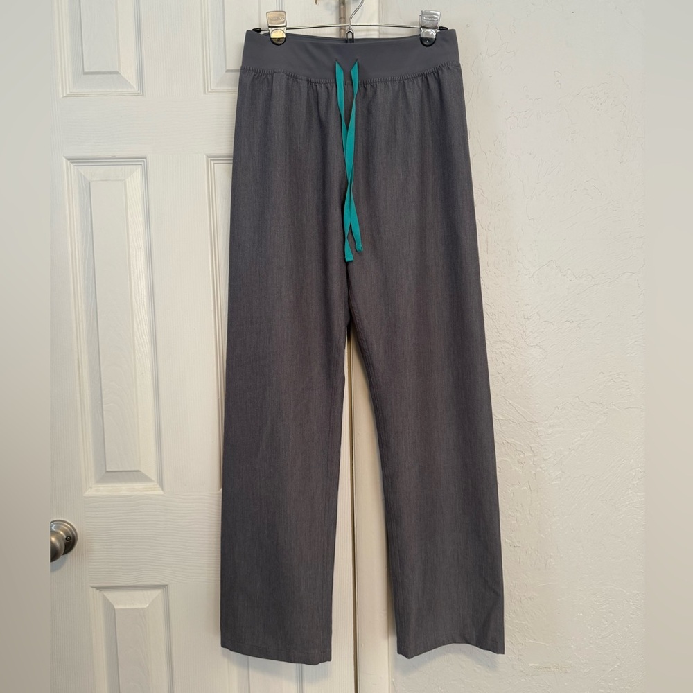 Figs Women’s High Waisted Livingston Basic Scrub Pant in Graphite